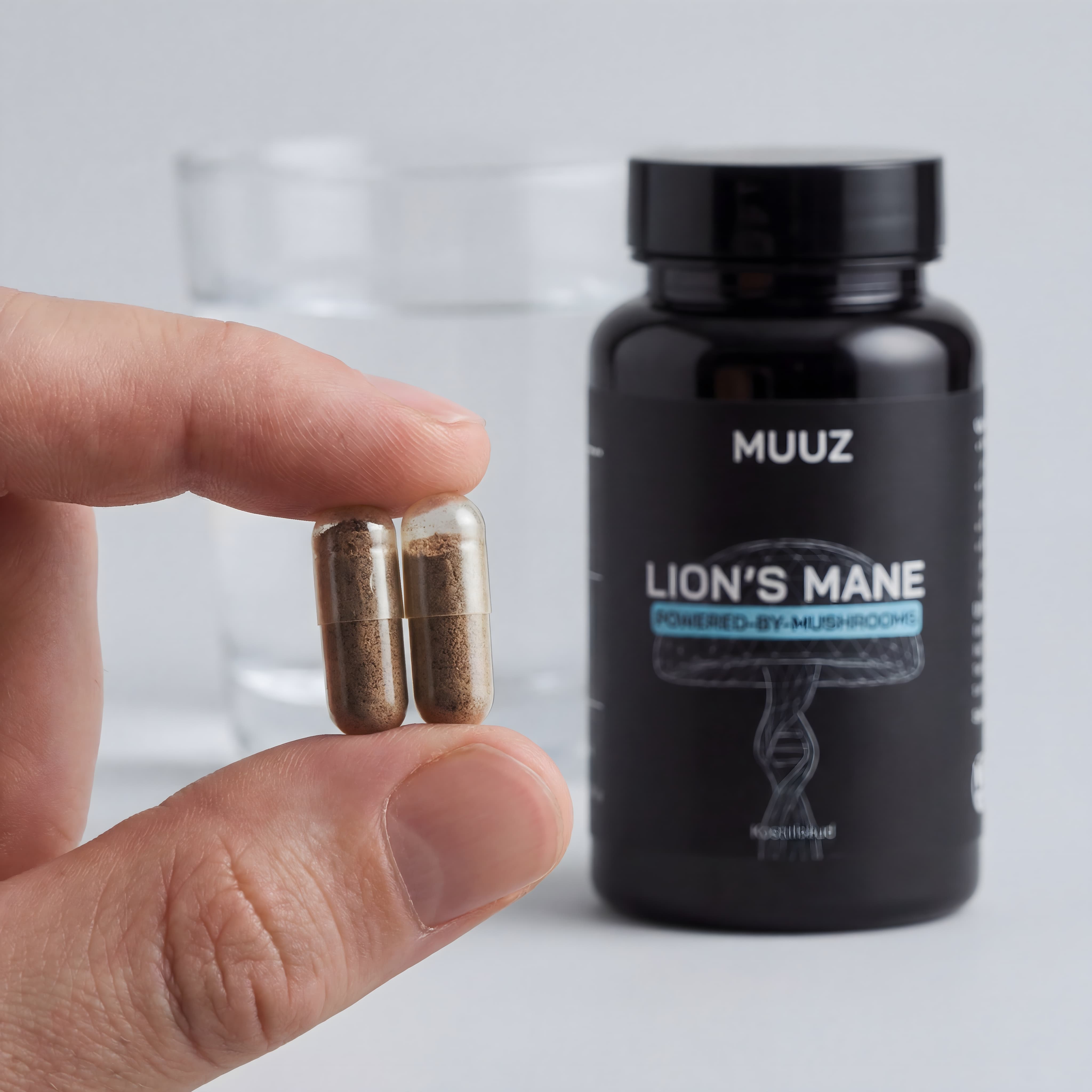 Lion’s Mane kapsler holdt i hånden med MUUZ flaske i baggrunden