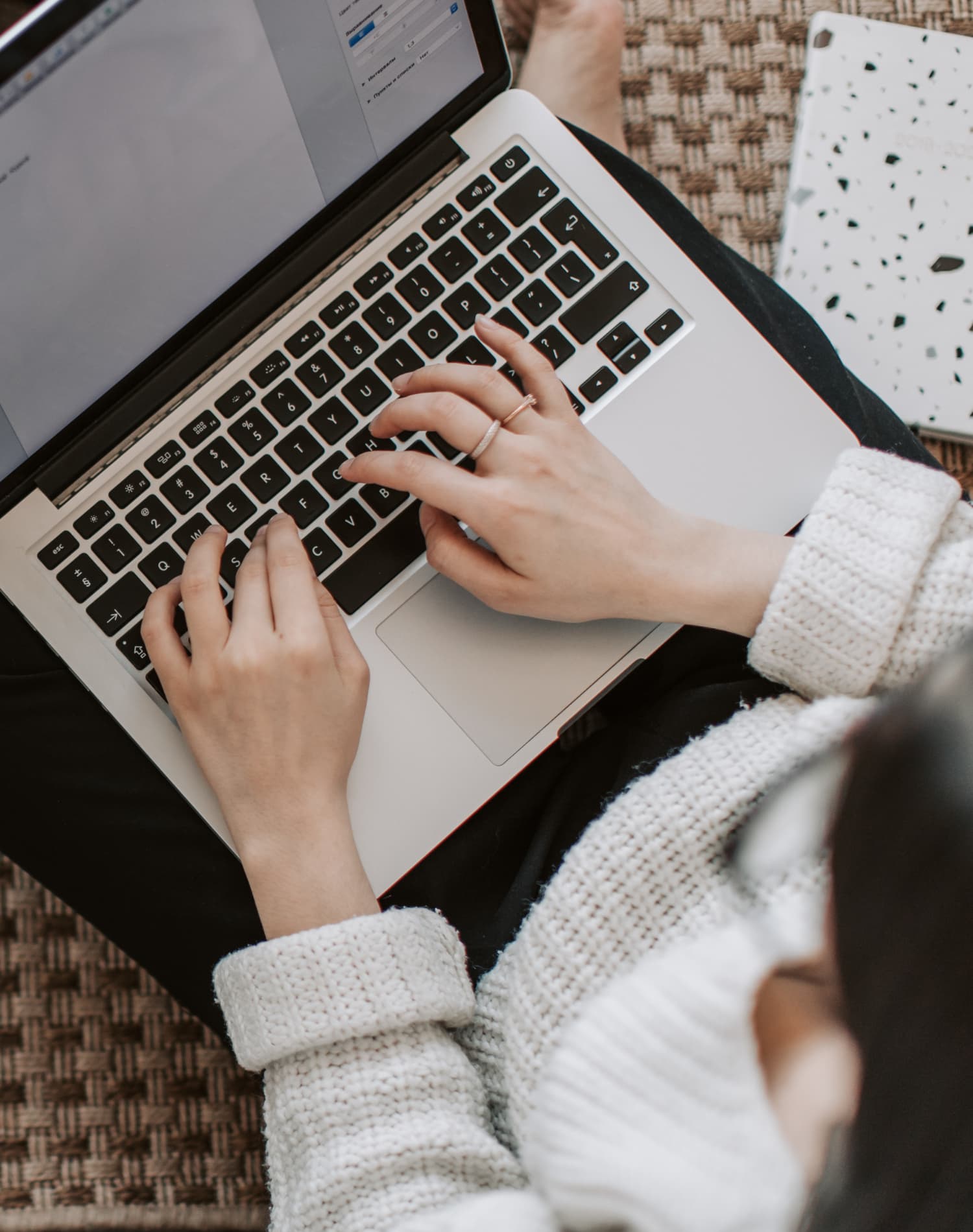 Person arbejder fokuseret ved laptop – symbol på mental klarhed og koncentration forbundet med MUUZ Lion’s Mane