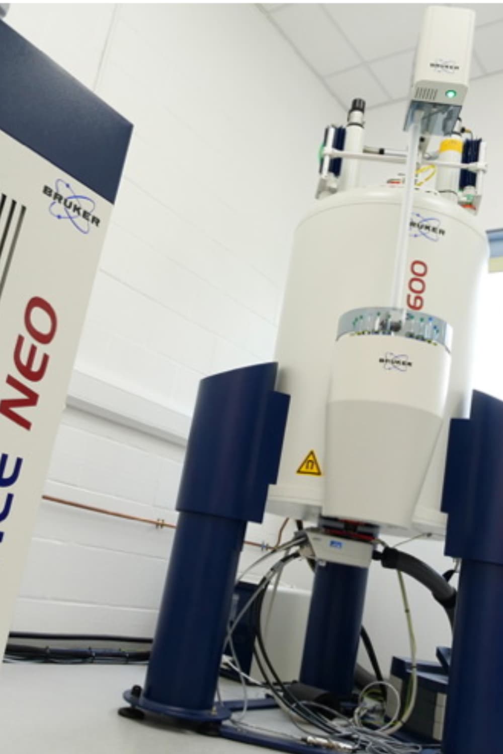 NMR 600-instrument anvendt af MUUZ til molekylær profilering og analyse af funktionelle svampe