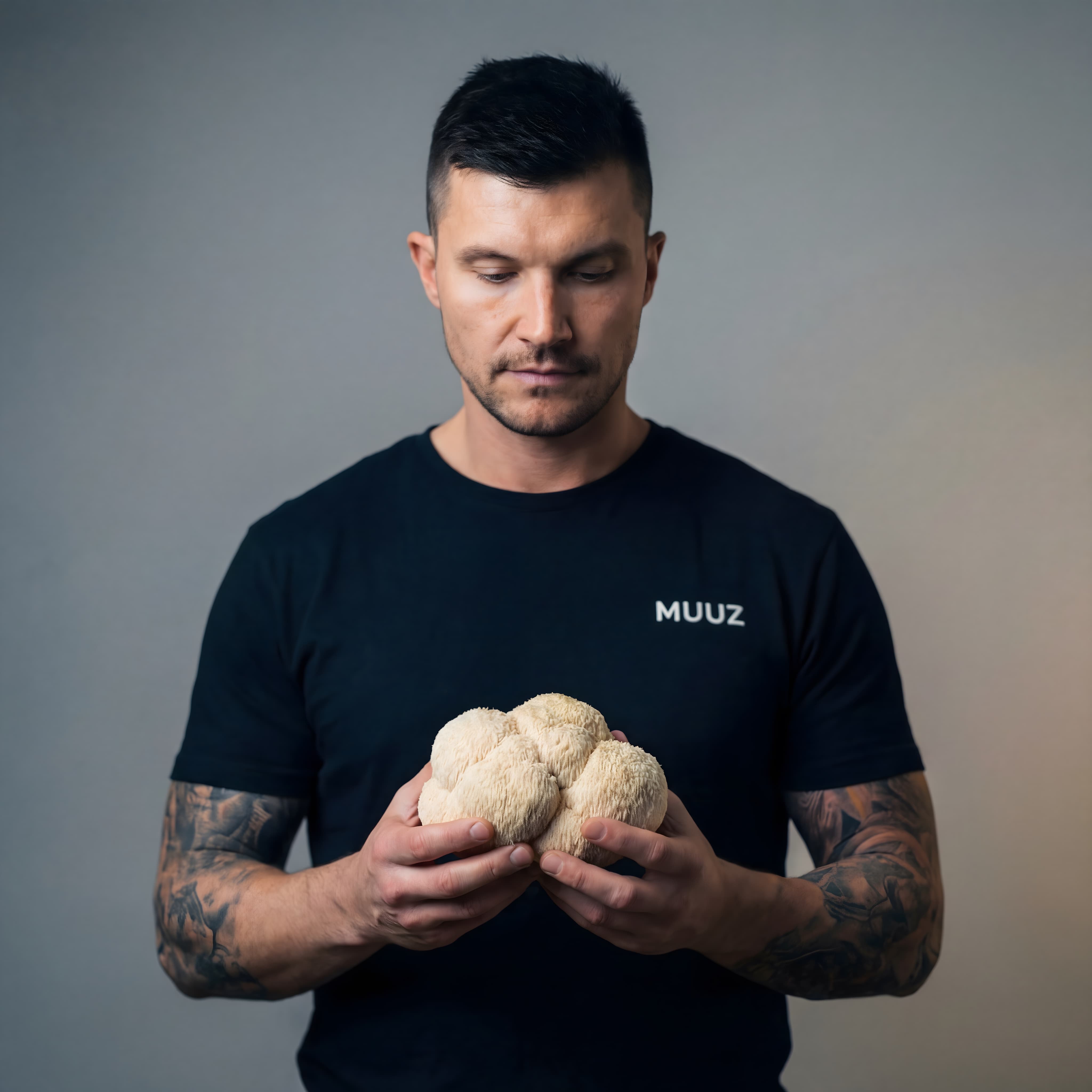 Founder af MUUZ holder en Lion’s Mane-svamp som råvare i hænderne.
